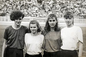 1990 rok. Pierwsze dziewczyny podprowadzajce ulowcw na torze w Rybniku. Od lewej: Dominika Kosok, Ewelina Kwaniok, Wiesawa Wojdan i Agnieszka Musio