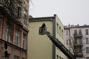 Policjanci na wysigniku - obstawiaj z zewntrz lokal wynajty przez Lotn Brygad Opozycji (przy ul Krlewskiej 23) podczas kolejnej miesicznicy smoleskiej. Warszawa, 10 stycznia 2023 roku.