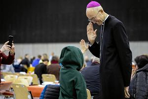 Abp Adrian Galbas podczas niadania wielkanocnego w Katowicach