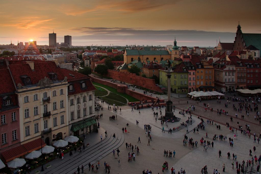 Stare Miasto w Warszawie codziennie odwiedzaj rzesze mieszkacw i turystw.