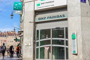 Placwka BNP Paribas w Lyonie, Francja, 29 Sierpnia 2022 r.