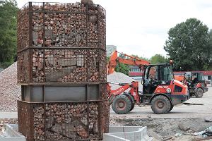 Budowa tzw. placu wejciowego do parku pod Kopcem Powstania Warszawskiego od strony ul. Bartyckiej. Na zdjciu gabion wypeniony gruzem wykopanym podczas prac ziemnych