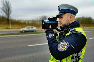 Policja, kontrola drogowa - pomiar prdkoci. Zdjcie ilustracyjne.