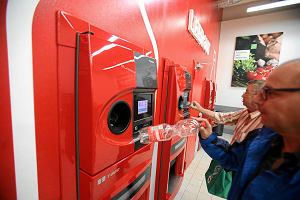 Automat kaucyjny do zwrotu plastikowych butelek w sklepie Kaufland w Pasewalk. Niemcy, 5 lipca 2019