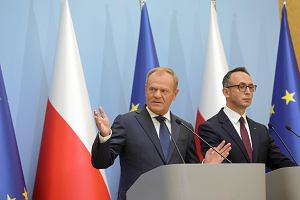 Premier Donald Tusk ogasza ostateczn decyzj w sprawie CPK (Kancelaria Prezesa Rady Ministrw, 26 czerwca 2024 r.). Z prawej minister infrastruktury Dariusz Klimczak (PSL)