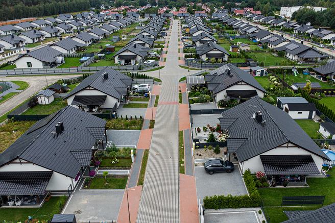 Klasa rednia jest utosamiana z ekonomicznym 'rodkiem'. Nie s to osoby ani biedne, ani bardzo bogate, po prostu redniaki.