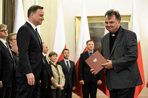 Prezydent Andrzej Duda oraz ksidz Pawe Bortkiewicz podczas powoania czonkw Narodowej Rady Rozwoju