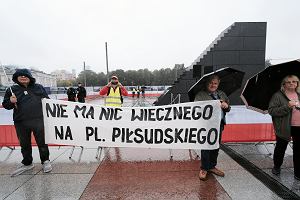 Miesicznica smoleska. Protestujcy pod pomnikiem na placu Pisudskiego (10 wrzenia 2024 r.)