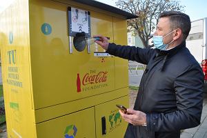 Mariusz Olejniczak, burmistrz Subic sam wyprbowa jak dziaa recyklomat.