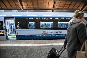 Pocig PKP Intercity (Pesa Dart) na wrocawskim Dworcu Gwnym, 16 stycznia 2016 r