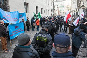 Demonstracja przeciwnikw pisowskiej ustawy dezubekizacyjnej. Krakw, 13 grudnia 2016