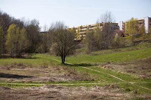 Lublin. Wwz pomidzy ul . Bursztynow a torowiskiem pod Starym Gajem. Ma tu powsta czteropasmowa droga, tu pod oknami blokw