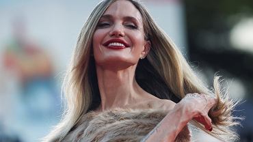 Obdna Angelina Jolie na festiwalu w Wenecji. Zaniepokojeni fani patrz na jej rce. Wini Brada Pitta