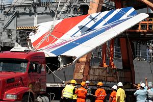 14.06.2009 Brazylia, Recife. Wyadunek odnalezionych czci samolotu Air France