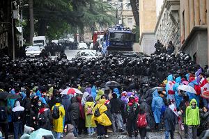 Gruzini protestuj przeciwko procedowanej w parlamencie ustawie o 'agentach zagranicy'. Gruzja, Tbilisi, 13 maja 2024 r.