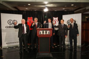 Rok 2015. Zielonogrski Cinkciarz.pl promuje Chicago Bulls. Na zdj. od lewej: Lech Wasa, Bronisaw Komorowski, Scott Sonnenberg z Chicago Bulls, Piotr Kiciski, wczesny wiceprezes Cinkciarz.pl oraz Chuck Swirsky rwnie z Chicago Bulls.