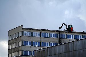 Koparka na dachu biurowej czci nieczynnego DH Merkury w Czstochowie