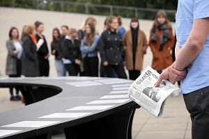 Konferencja prasowa odbya si przy okrgym stole na pl. Solidarnoci