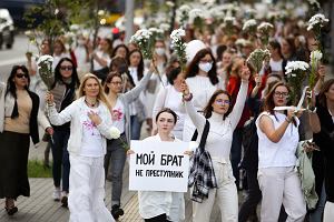 Marsz kobiet - w gecie solidarnoci z ofiarami brutalnie pacyfikowanych protestw po sfaszowanych wyborach prezydenckich na Biaorusi. Misk, 13 sierpnia 2020 r.