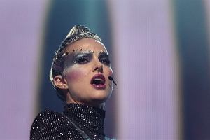 Natalie Portman jako Celeste, 'Vox Lux', re. Brady Corbet