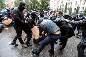 Gruzini protestuj przeciwko procedowanej w parlamencie ustawie o 'agentach zagranicy'. Policja si ich rozpdza. Gruzja, Tbilisi, 13 maja 2024 r.