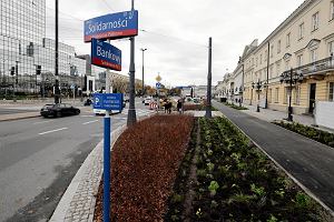 Plac Bankowy z now drog rowerow i miejscami parkingowymi po stronie ratusza i urzdu wojewdzkiego. Warszawa, 31 padziernika 2023 r.