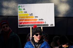 Skutki zmian klimatu mog skrci oczekiwan dugo ycia o p roku. Pikieta podczas forum w Davos, 14 stycznia 2024 r.