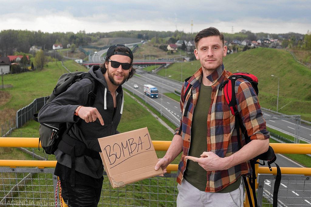 Siatkarze Mateusz Przybya i Patryk Strzeek w ciemnych okularach)