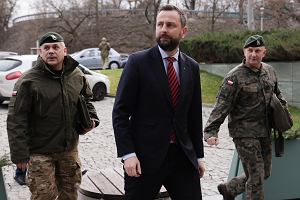 Biuro Bezpieczestwa Narodowego. Od lewej: szef Sztabu Generalnego Wojska Polskiego gen. Wiesaw Kukua, wicepremier, minister obrony narodowej Wadysaw Kosiniak-Kamysz i dowdca operacyjny Rodzajw Si Zbrojnych RP gen. Maciej Klisz w drodze na spotkanie w zwizku z niezidentyfikowanym obiektem powietrznym, ktry wlecia na teren Polski.