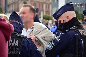 Antycovidowcy protestowali na rynku w Katowicach i nie chcieli przyjmowa mandatw.