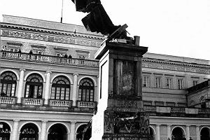 Warszawa 17.11.1989 r. Pomnik Feliksa Dzieryskiego spada z cokou