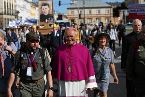 Pielgrzymka z relikwiami bogosawionego Stefana Wincentego Frelichowskiego w drodze z pl. Pisudskiego do wityni Opatrznoci Boej w Wilanowie. Na pierwszym planie biskup pomocniczy Archidiecezji Warszawskiej Micha Janocha