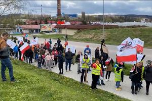 Ponad 100 antyszczepionkowcw i niewierzcych w epidemi koronawirusa osb protestowao w Wabrzychu