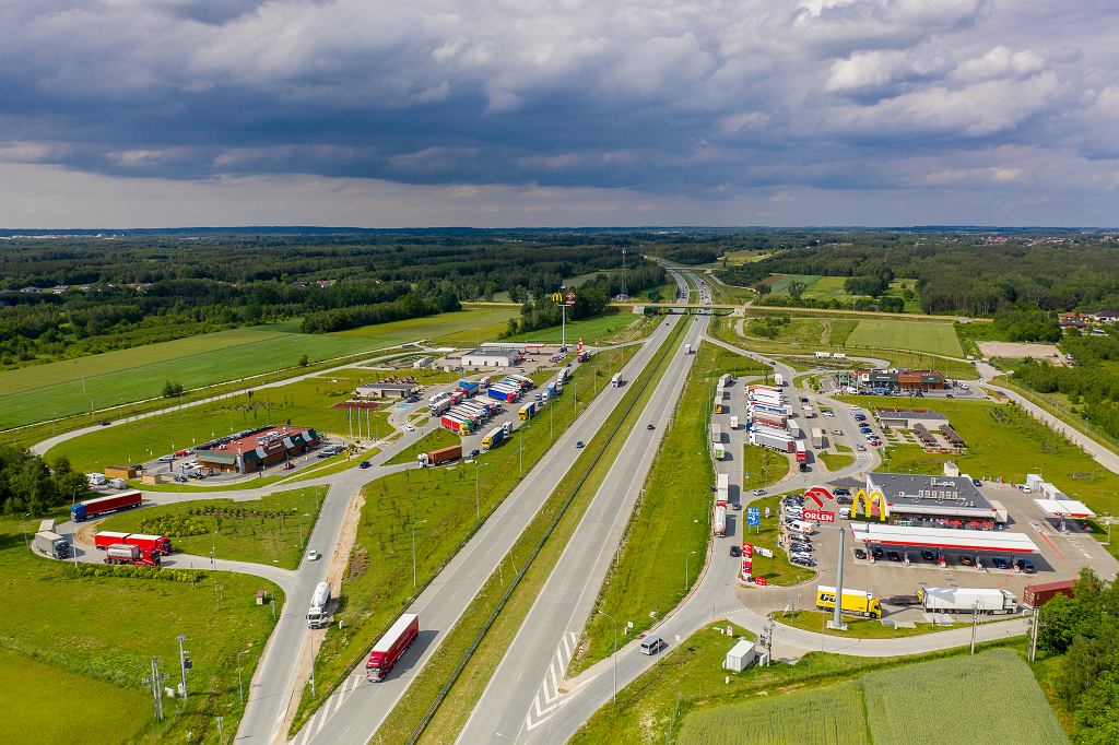 MOP ze stacją paliw przy autostradzie