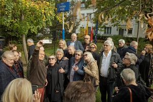 Uroczysto odsonicia tabliczki z nazw skweru Andrzeja Wajdy u zbiegu ulic Czarnieckiego i Hauke-Bosaka na oliborzu Oficerskim