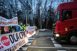 Protest przeciwko kolei duych prdkoci do CPK na wilance w Orzeszu