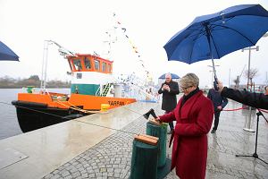 Szczecin. Chrzest lodoamaczy dla Wd Polskich. Katarzyna Lubiak przecina link. Za chwil szampan rozbije si o burt Ocelota