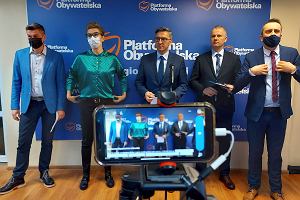 Zielona Gra, konferencja Platformy Obywatelskiej o podwykach gazu, 4 stycznia 2021. Od lewej Sebastian Ciemnoczoowski, Katarzyna Osos, Waldemar Sugocki, Dariusz Legutowski i Marcin Pabierowski