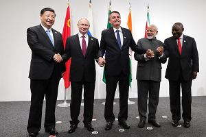 Szczyt G20 w Osace w 2019 roku. Od lewej: prezydent Chin Xi Jinping, prezydent Rosji Wadimir Putin, prezydent Brazylii Jair Bolsonaro, premier Indii Narendra Modi i prezydent RPA Cyril Ramaphosa podaj sobie rce podczas spotkania na szczycie BRICS w ramach szczytu G20.