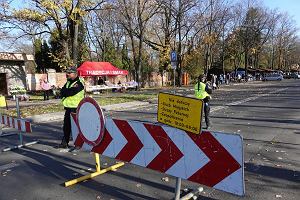 Przed dniem Wszystkich witych. Al. Kobyliskiego. Okolice cmentarzy i tymczasowego parkingu