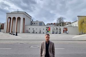 Radny Tomasz Dzionek stoi przed placem Teatru im. Aleksandra Fredro w Gnienie