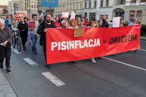 Protest 'Zjednoczeni i na PiS wku..ni' zacz si na Rynku we Wrocawiu, a potem manifestacja przesza ulicami miasta - w pitek 7 padziernika 2022 r.