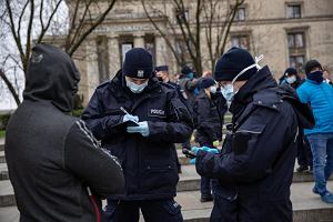 Policjanci spisuj protestujcych w czasie epidemii koronawirusa (zdjcie ilustracyjne)