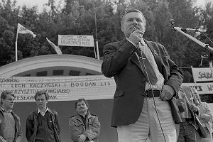 1 czerwca 1989 r., Gdynia. Lech Wasa i kandydaci: Lech Kaczyski i Bogdan Lis podczas wiecu przedwyborczego.