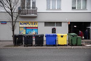 Kontenery na mieci maj odpowiednie barwy, eby byo wiadomo jaki odpad wrzuci do ktrego.