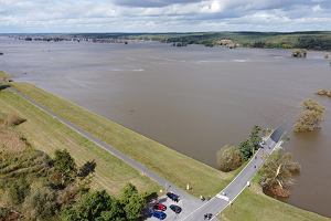 Powd 2024. Rozlana Odra widziana od strony niemieckiej miejscowoci Gustebieser Loose. Wida zalan szos, ktra przez polder prowadzi na brzeg Odry do przeprawy promowej do polskich Gozdowic. Widok na pnoc