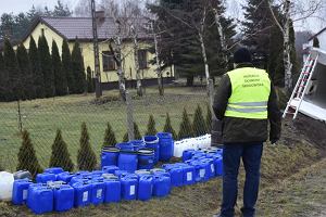 W rozbitym samochodzie znaleziono pojemniki z substancj mogc suy do produkcji narkotykw