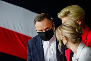 12.07.2020, Krakw, druga tura wyborw prezydenckich. Prezydent Andrzej Duda gosuje wraz z on Agat Kornhauser-Dud i crk King. 