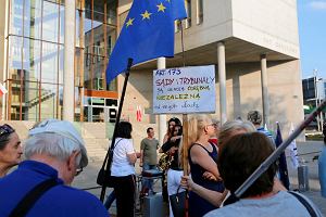 Katowice, akcja KOD w obronie niezalenoci sdw. Na zorganizowanie demonstracji przed Sdem Okrgowym organizatorzy nie dostali zgody, wic urzdzili spacer  