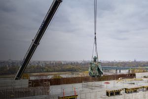 Operacja umieszczania za pomoc dwigu grnej czci pomnika Feliksa Dzieryskiego w budynku Muzeum Historii Polski na Cytadeli